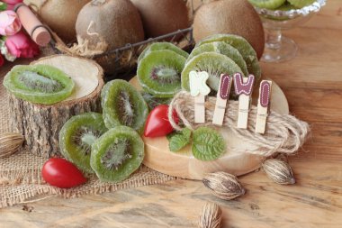 Kurutulmuş kivi meyve ve taze kivi lezzetli