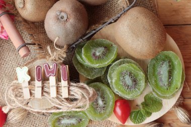 Kurutulmuş kivi meyve ve taze kivi lezzetli