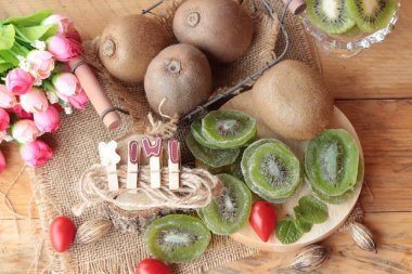 Kurutulmuş kivi meyve ve taze kivi lezzetli