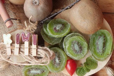 Kurutulmuş kivi meyve ve taze kivi lezzetli