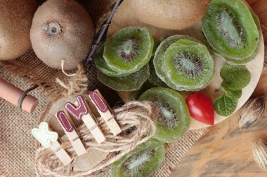 Kurutulmuş kivi meyve ve taze kivi lezzetli