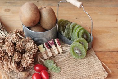 Kurutulmuş kivi meyve ve taze kivi lezzetli