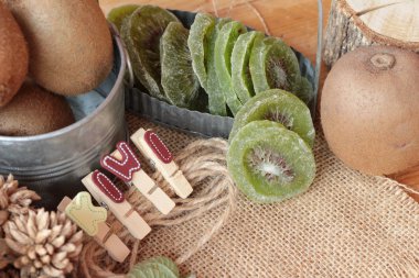 Kurutulmuş kivi meyve ve taze kivi lezzetli