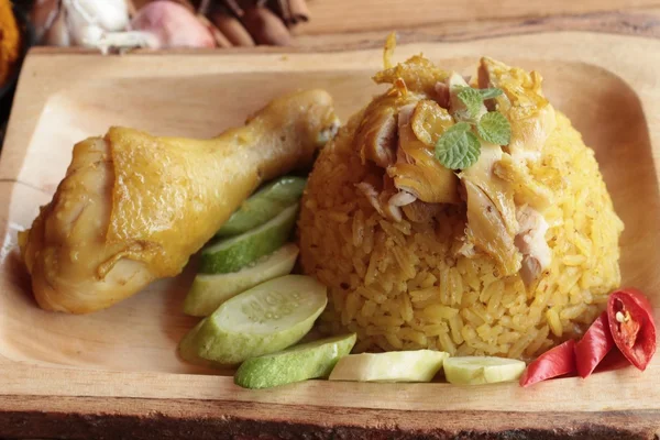 Ayam biryani dengan nasi lezat dan saus . — Stok Foto