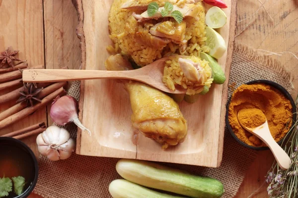 Tavuk biryani pirinç lezzetli ve sos