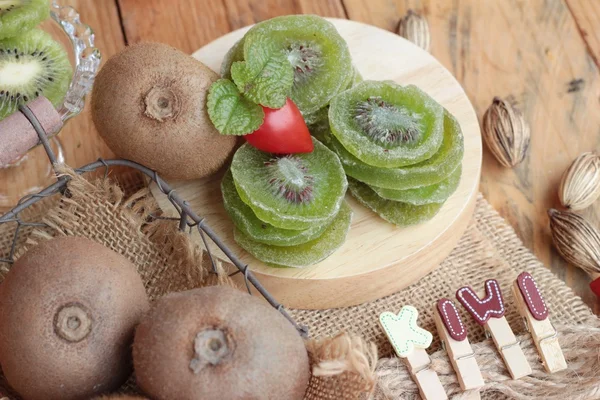 Dried kiwi fruit and fresh kiwi is delicious — Stock Photo, Image