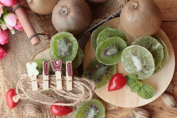 Kurutulmuş kivi meyve ve taze kivi lezzetli