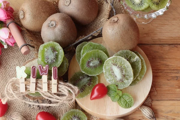 El kiwi seco y el kiwi fresco son deliciosos — Foto de Stock