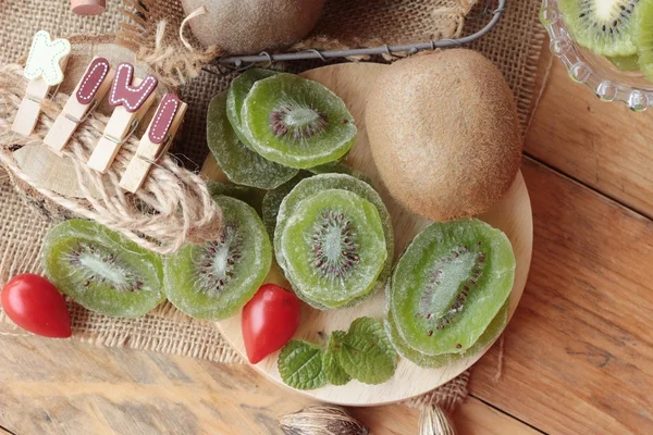 Buah kiwi kering dan kiwi segar sangat lezat — Stok Foto