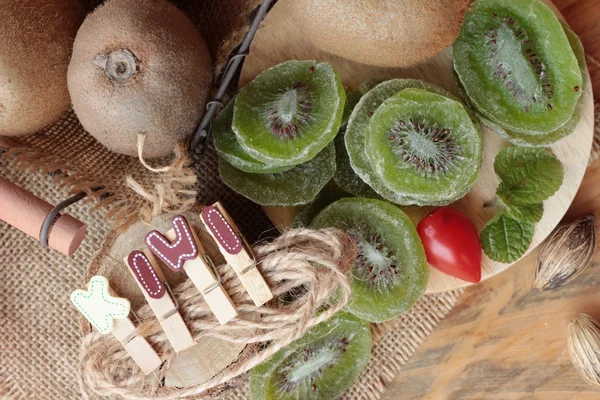 Kurutulmuş kivi meyve ve taze kivi lezzetli