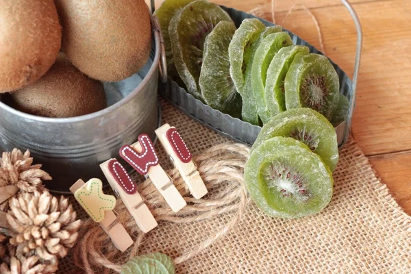 Kiwi secco e kiwi fresco è delizioso — Foto Stock