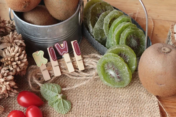 Kurutulmuş kivi meyve ve taze kivi lezzetli