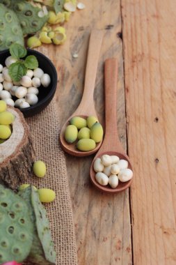 Ahşap arka plan doğa içinde Lotus tohum