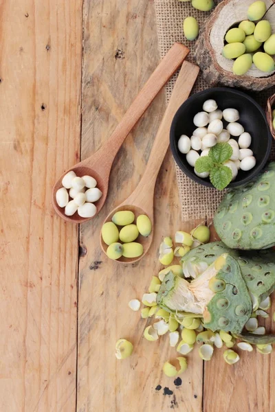 Semillas de loto en la naturaleza sobre fondo de madera — Foto de Stock