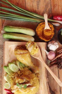 Tavuk biryani pirinç lezzetli ve sos