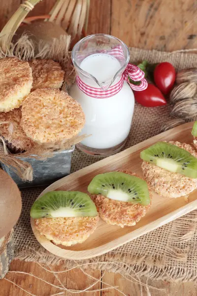 Kiwi tårta med färsk mjölk är gott — Stockfoto