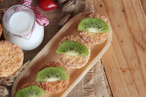 Kiwi dort s čerstvým mlékem je vynikající — Stock fotografie