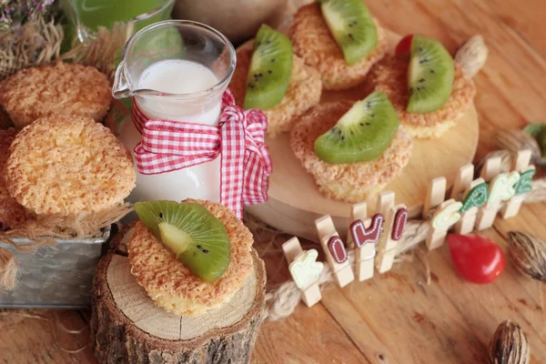 Pastel de kiwi con leche fresca es delicioso —  Fotos de Stock