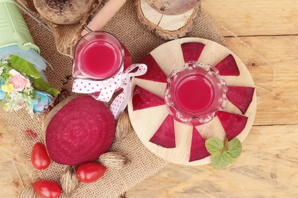 Rote-Bete-Saft und frische Rote Bete schmecken — Stockfoto