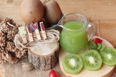 Kivi suyu ve taze kivi lezzetli.