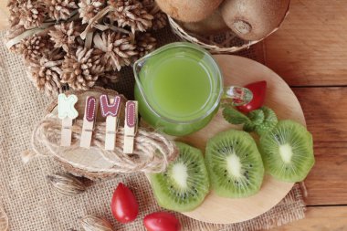 Kivi suyu ve taze kivi lezzetli.