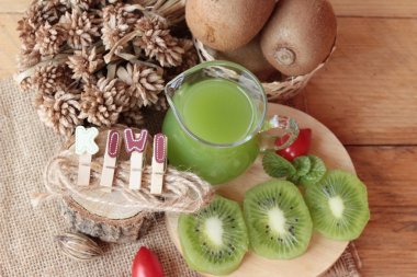 Kivi suyu ve taze kivi lezzetli.