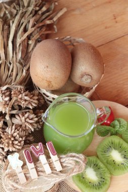 Kivi suyu ve taze kivi lezzetli.