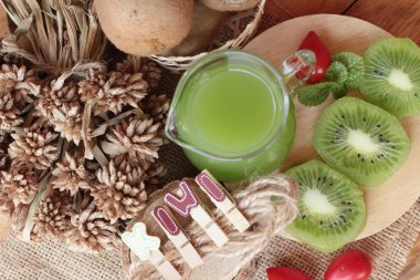 Kivi suyu ve taze kivi lezzetli.