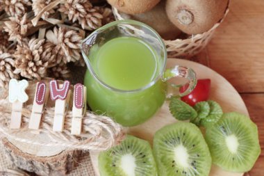 Kivi suyu ve taze kivi lezzetli.