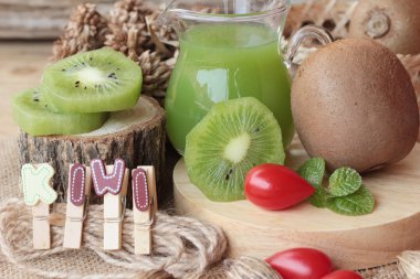 Kivi suyu ve taze kivi lezzetli.