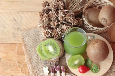 Kivi suyu ve taze kivi lezzetli.