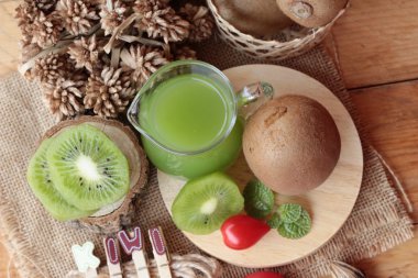 Kivi suyu ve taze kivi lezzetli.