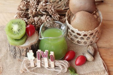 Kivi suyu ve taze kivi lezzetli.