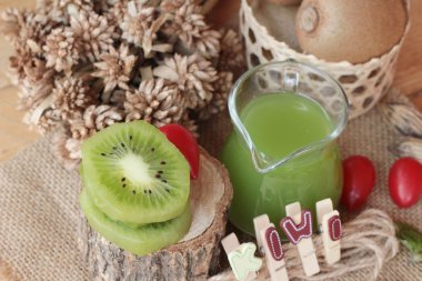 Kivi suyu ve taze kivi lezzetli.