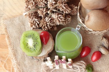 Kivi suyu ve taze kivi lezzetli.