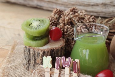 Kivi suyu ve taze kivi lezzetli.