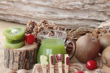 Kivi suyu ve taze kivi lezzetli.