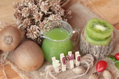 Kivi suyu ve taze kivi lezzetli.