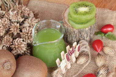 Kivi suyu ve taze kivi lezzetli.