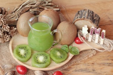 Kivi suyu ve taze kivi lezzetli.