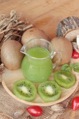 Kivi suyu ve taze kivi lezzetli.