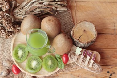 Kivi suyu ve taze kivi lezzetli.