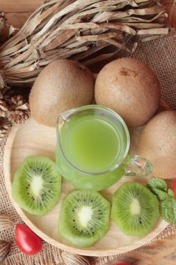 Kivi suyu ve taze kivi lezzetli.