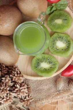 Kivi suyu ve taze kivi lezzetli.