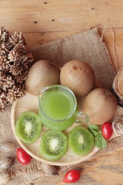 Kivi suyu ve taze kivi lezzetli.