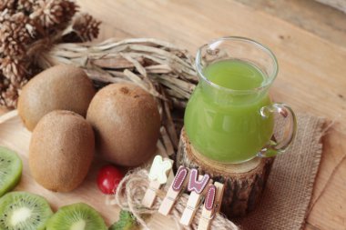 Kivi suyu ve taze kivi lezzetli.