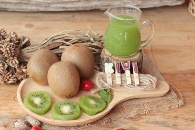 Kivi suyu ve taze kivi lezzetli.