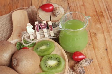 Kivi suyu ve taze kivi lezzetli.