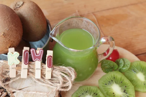 Le jus de kiwi et le kiwi frais sont délicieux . — Photo