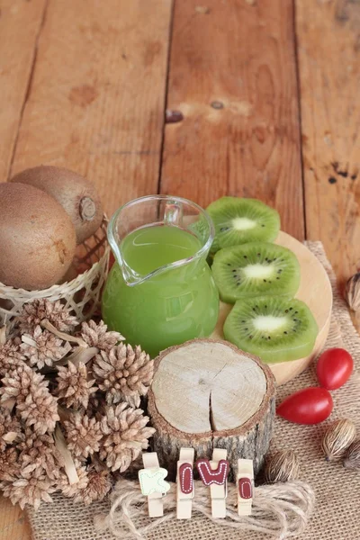 Kiwi juice and fresh kiwi is delicious. — Stock Photo, Image